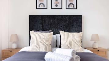 1 Schlafzimmer, Schreibtisch, Bügeleisen/Bügelbrett, Reisekinderbett