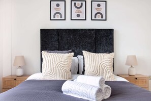 1 غرفة نوم ومكتب ومكواة/لوح كي وسرير سفر