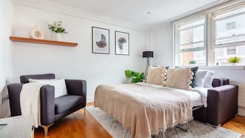 1 Schlafzimmer, Schreibtisch, Bügeleisen/Bügelbrett, Reisekinderbett