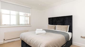 1 chambre, bureau, fer et planche à repasser, lit parapluie