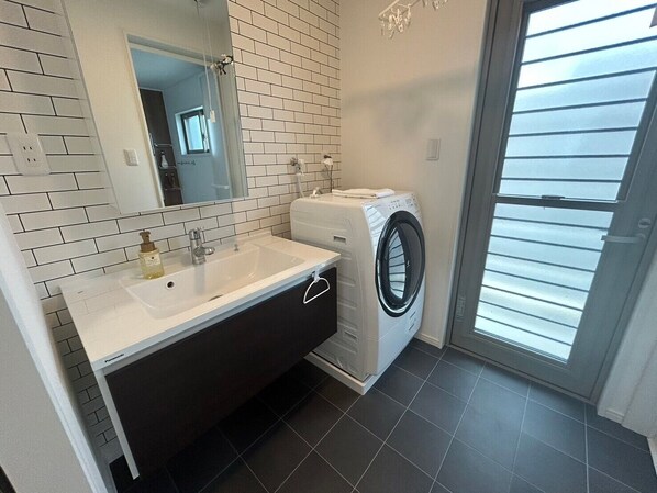 Ferienhaus | Badezimmer | Duschwanne, Haartrockner, Handtücher, Shampoo