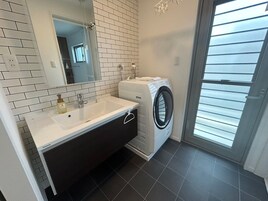 Bañera con ducha, secador de pelo, toallas, shampoo