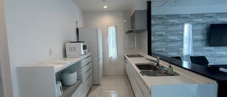 House | Private kitchen | Full-sized fridge, microwave, stovetop, dishwasher
