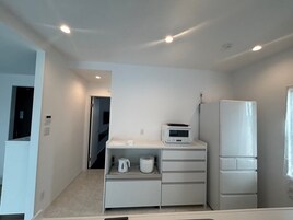 Refrigerador con freezer, microondas, placa de cocina, lavavajillas