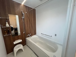 House | Bathroom | Combined shower/tub, hair dryer, towels, shampoo
