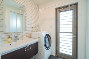 Combined shower/bathtub, hair dryer, towels, shampoo