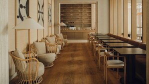 Un restaurant avec des planchers en bois, des chaises et des tables en osier.