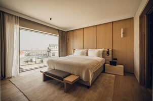 客房内保险箱、办公桌、笔记本电脑工作区、遮光窗帘