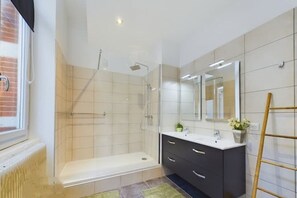 Shower, hair dryer, towels, soap - Spacious apartment - place Capitole  (Toulouse)