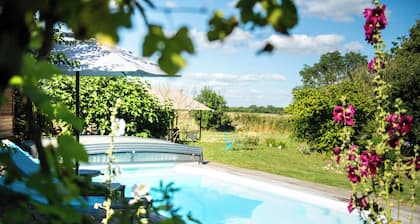 Tente "safari" tout confort, jardin, piscine, entre la Rochelle et Venise verte
