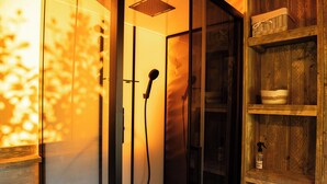 Shower, hair dryer, towels, toilet paper - Safari tent with all comforts, garden, swimming pool, between La Rochelle and Venise verte (Le Gué-d'Alleré)