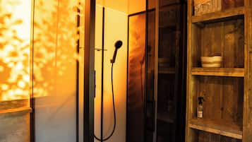 Een douche, een haardroger, handdoeken, toiletpapier