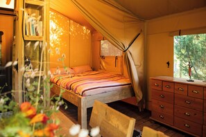 1 bedroom, travel cot, WiFi, bed sheets