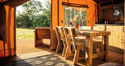 Safari tent with all comforts, garden, swimming pool, between La Rochelle and Venise verte