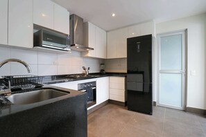 Een koelkast, een magnetron, een kookplaat