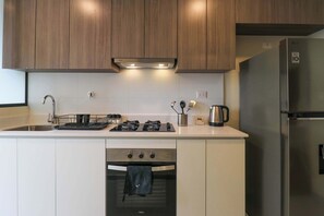 Refrigerador, microondas, horno y parrilla de estufa 