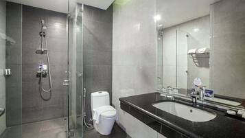 Executive Double Room | Bathroom | Shower, free toiletries, towels