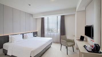 Habitación doble Deluxe, vista a la ciudad | Escritorio, wifi gratis y ropa de cama