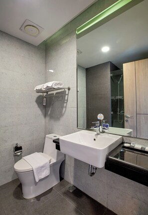 Deluxe Double Room, City View | Bathroom | Shower, free toiletries, towels - Vasaka Hotel Makassar (Makassar)