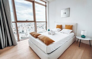 2 bedrooms, premium bedding, free cribs/infant beds, free WiFi