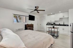 1 bedroom, desk, iron/ironing board, free WiFi - Welcome to your cozy retreat in Daytona Shores, just steps from the Atlantic Ocean. Perfect for solo travelers or couples, this comfy motel studio offers easy beach access and is surrounded by great local restaurants and cafés. (Daytona Shores)