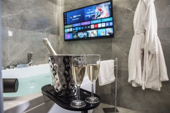 Deluxe-Zimmer, Nichtraucher, eigenes Bad | Badezimmer | Kostenlose Toilettenartikel, Haartrockner, Bidet, Seife