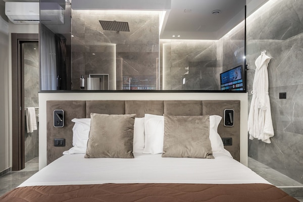 Habitació Deluxe, no fumadors, bany privat | Roba de llit hipoal·lergògena i minibar amb articles gratuïts