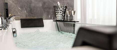 Royal-Zimmer, 1 Queen-Bett, Nichtraucher, eigenes Bad | Allergikerbettwaren, Minibar (mit einigen kostenlosen Artikeln)