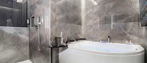 Deluxe-Zimmer, Nichtraucher, eigenes Bad | Badezimmer | Kostenlose Toilettenartikel, Haartrockner, Bidet, Seife