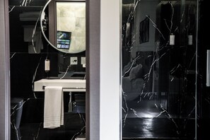Royal Room, 1 Queen Bed, Non Smoking, Private Bathroom | Bathroom