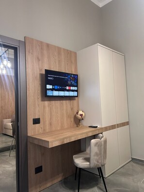 Studio – president, ikke-røyk, tekjøkken | Allergitestet sengetøy, minibarvarer (inkludert) og safe på rommet