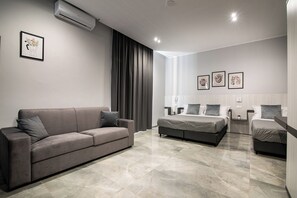 Allergitestet sengetøy, minibarvarer (inkludert) og safe på rommet