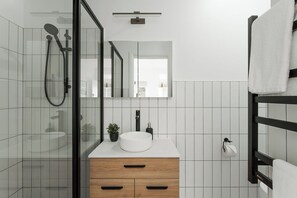 Douche, sèche-cheveux, serviettes fournies