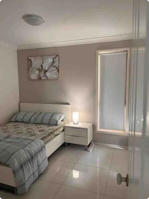 3 bedrooms, iron/ironing board, WiFi, bed sheets