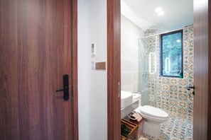 Chambre Deluxe double pour 1 personne, vue sur la mer | Salle de bain | Douche, séchoir à cheveux, pantoufles, serviettes fournies