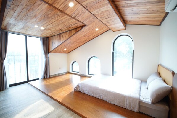 Deluxe Double Room Single Use, Sea View | Premium bedding, soundproofing, free WiFi, bed sheets - The Coral Homestay & Pub (Da Nang)