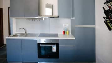 Kühlschrank, Mikrowelle, Ofen, Herdplatte