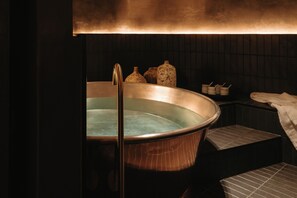Couples treatment rooms, body treatments, hydrotherapy, aromatherapy