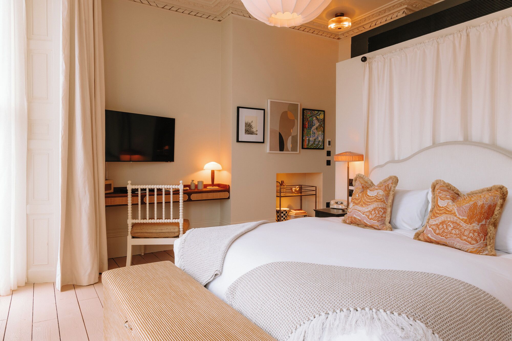 Ein Hotelzimmer mit einem großen Bett, einem Schreibtisch und einem Fernseher.