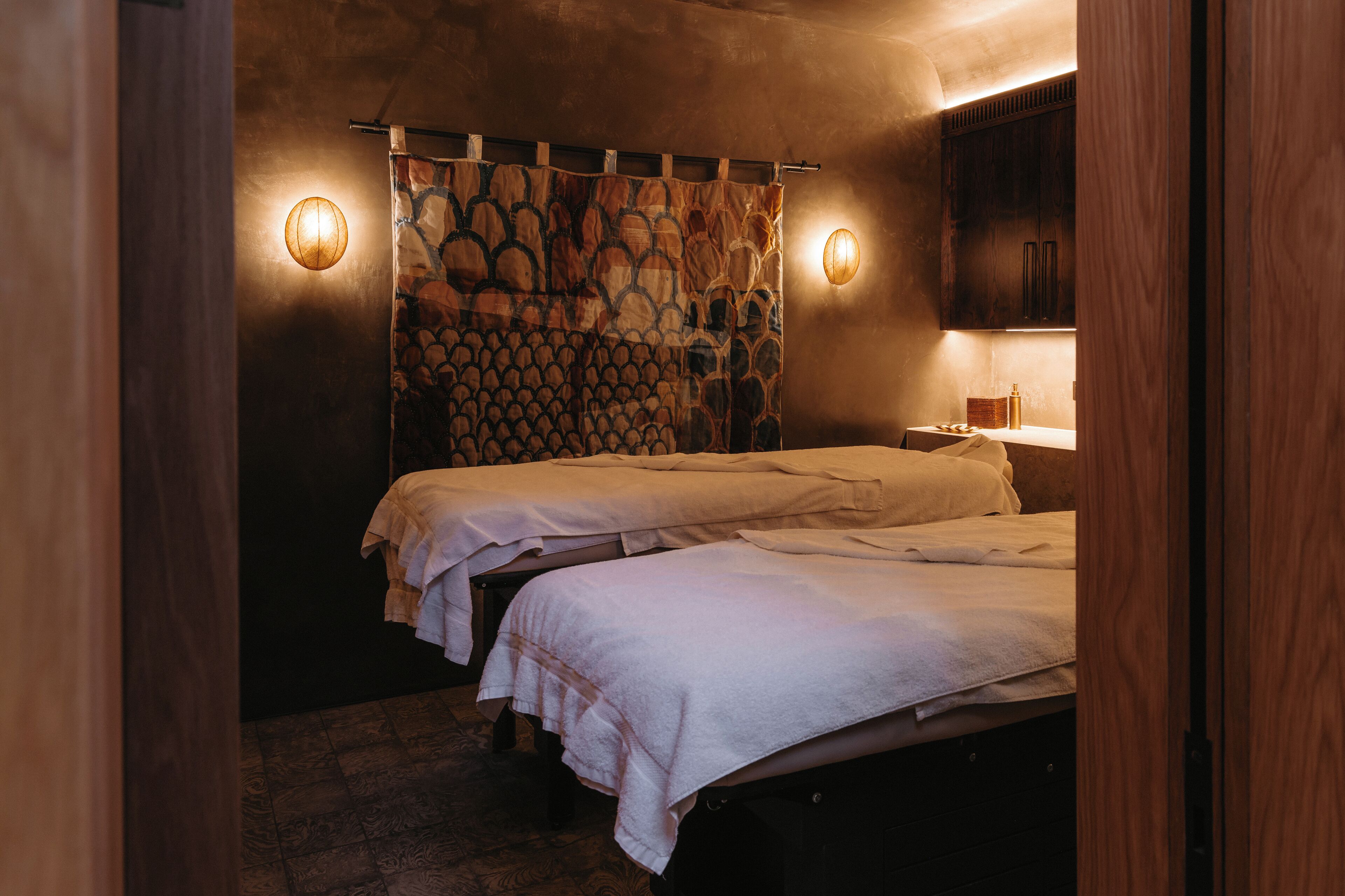 Couples treatment rooms, body treatments, hydrotherapy, aromatherapy