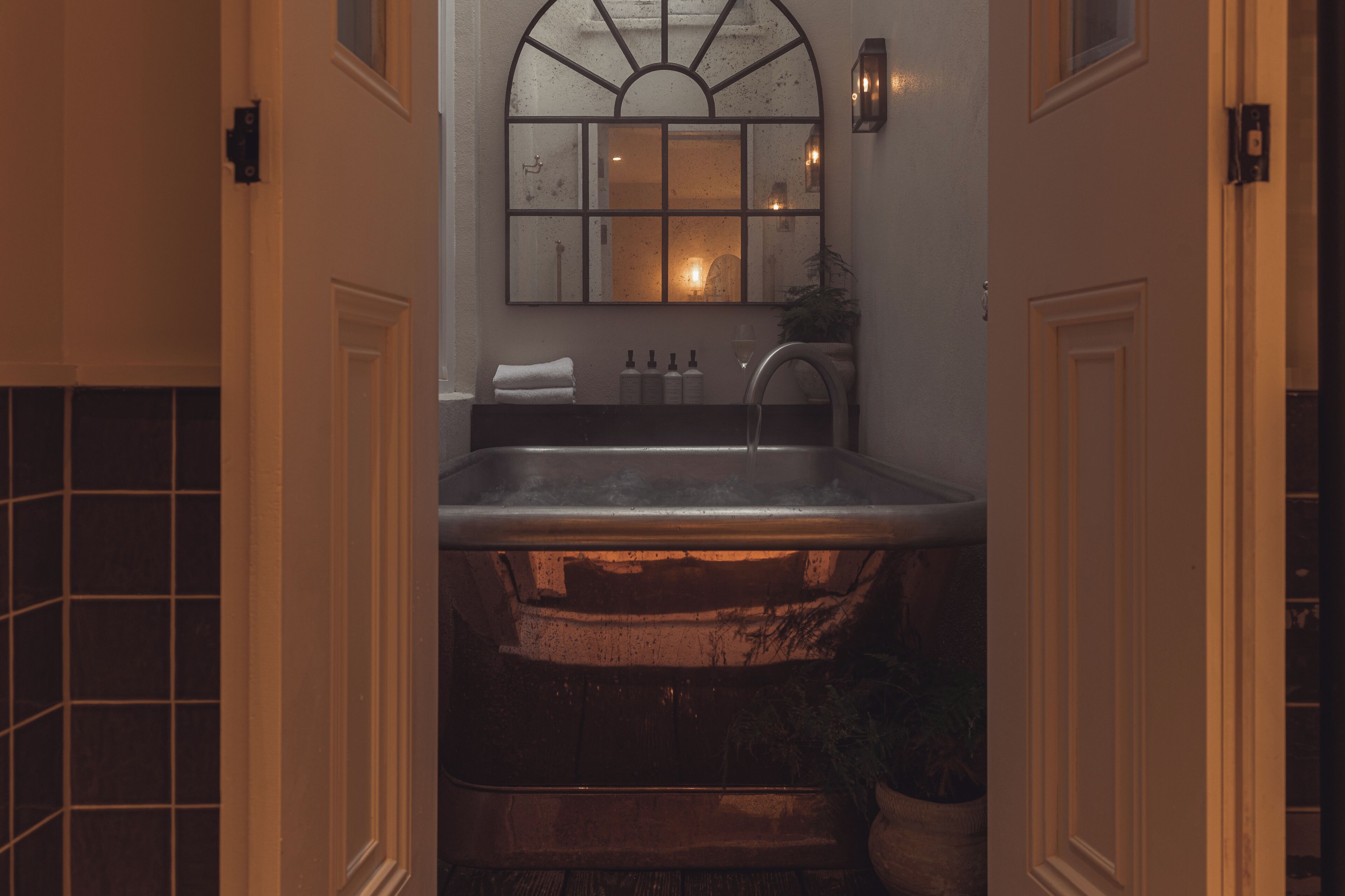 套房 (Hideout) | 浴室 | 風筒、拖鞋、提供毛巾、番梘