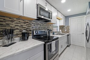 Fridge, microwave, oven, stovetop - Northeast Florida Retreat (Jacksonville)