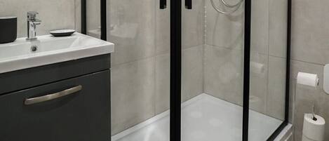 Haartrockner, Handtücher, Seife, Toilettenpapier