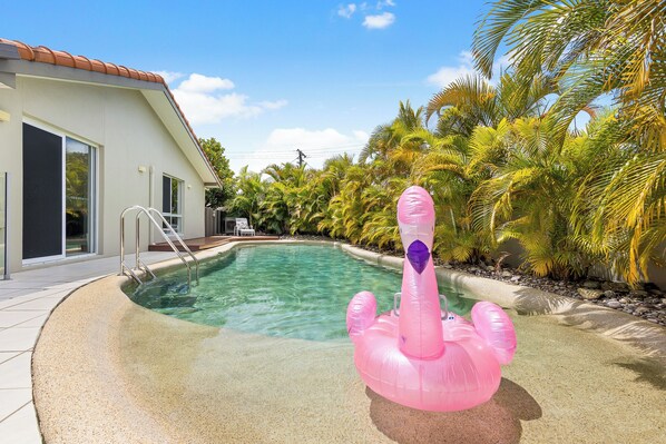 A heated pool - Seatides Mooloolaba -Pet friendly luxury home with heated pool!! (Sunshine Coast)