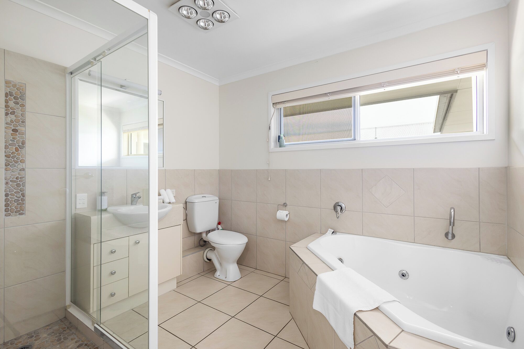 Shower, jetted bath, hair dryer, towels