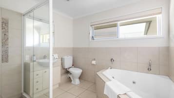 Shower, jetted bath, hair dryer, towels
