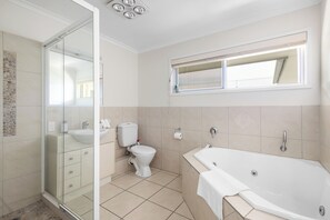 Shower, jetted bath, hair dryer, towels - Seatides Mooloolaba -Pet friendly luxury home with heated pool!! (Sunshine Coast)