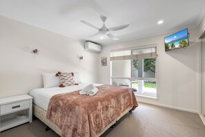 4 bedrooms, iron/ironing board, free WiFi, bed sheets - Seatides Mooloolaba -Pet friendly luxury home with heated pool!! (Sunshine Coast)