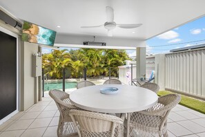 Outdoor dining - Seatides Mooloolaba -Pet friendly luxury home with heated pool!! (Sunshine Coast)