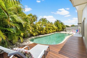 A heated pool - Seatides Mooloolaba -Pet friendly luxury home with heated pool!! (Sunshine Coast)